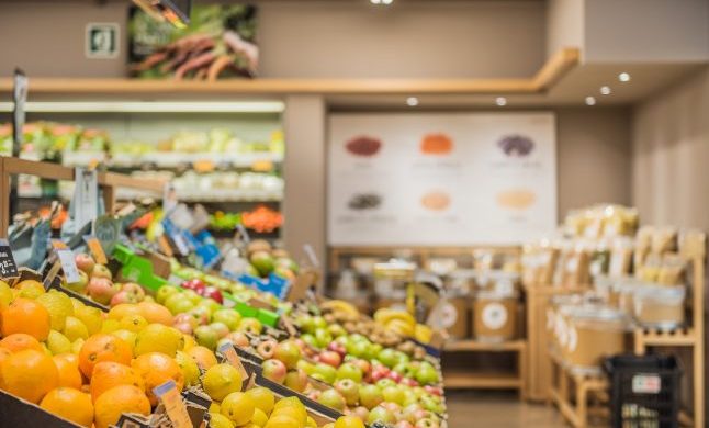 Los españoles reducen un 0,6 % la cesta de la compra pero eligen más fruta