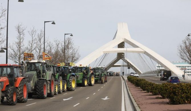 Unos 1.500 tractores inundan las calles de Zaragoza para denunciar la «desesperación» del campo